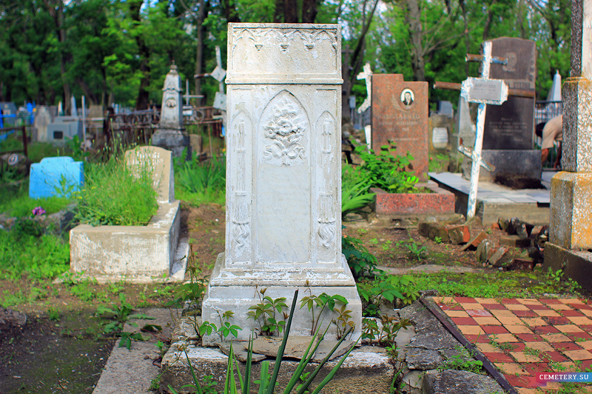 Старое кладбище Таганрога. Белое надгробие напротив внешней иконы на церкви