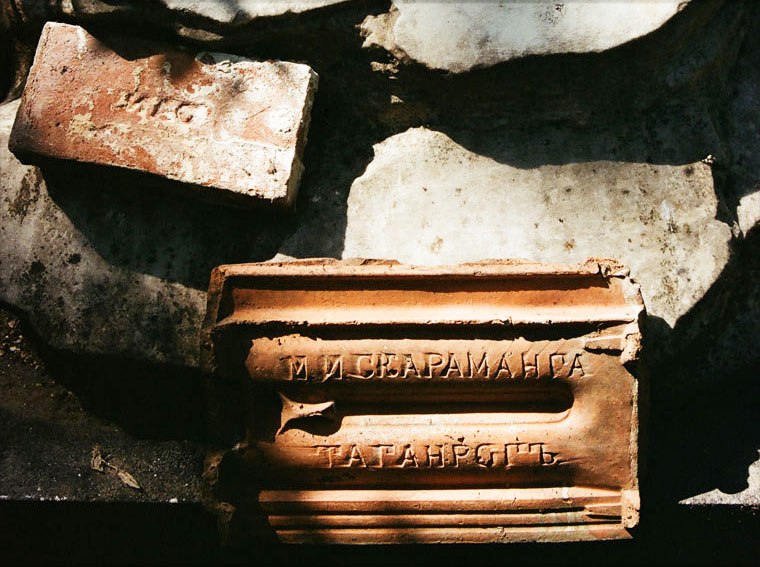 Старое кладбище Таганрога: Кирпично-черепичные изделия завода И. А. Скараманга