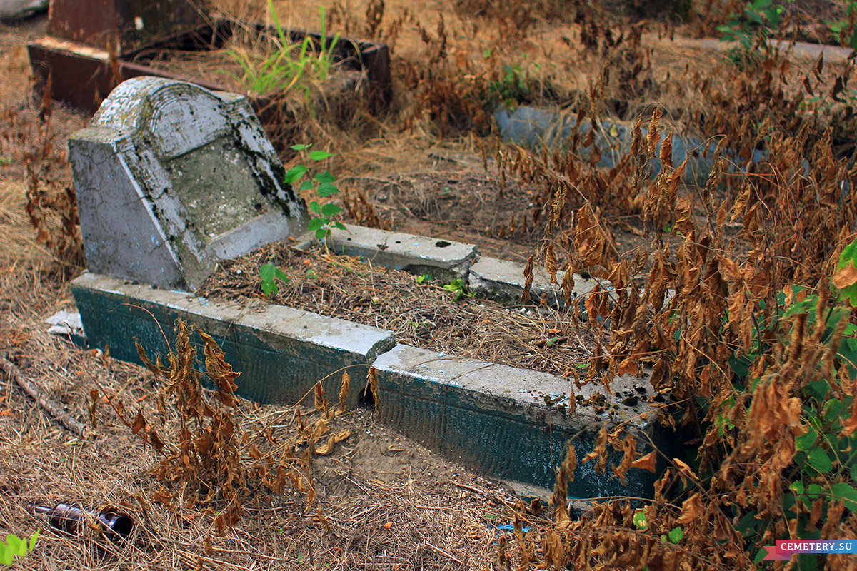 Старое кладбище Таганрога. Типовое надгробие без таблички