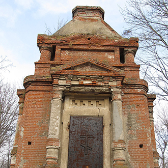 Старое кладбище Таганрога. Большой кирпичный склеп на главной аллее