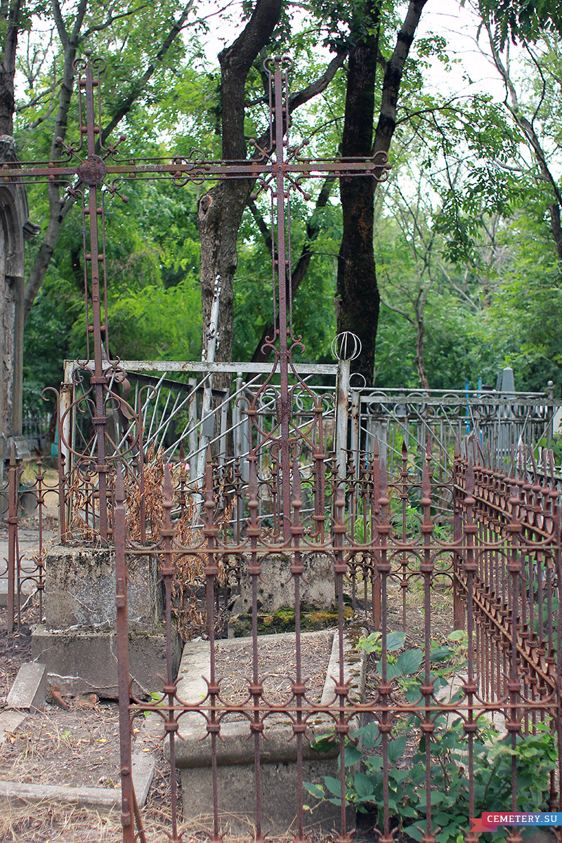 Старое кладбище Таганрога. Кованный крест без о/з