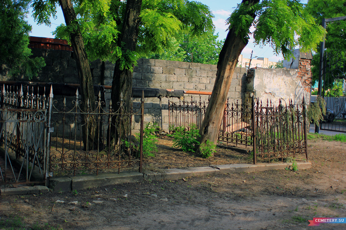 Старое кладбище Таганрога. Ограда без могил справа от входа