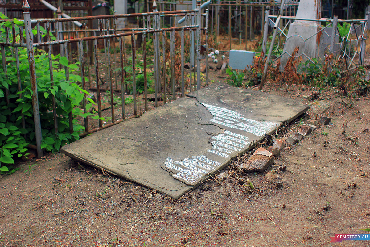 Старое кладбище Таганрога. Старинная плита у аллеи