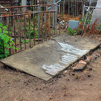 Старое кладбище Таганрога. Старинная плита у аллеи