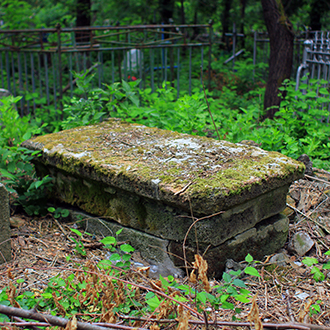 Старое кладбище Таганрога. Неизвестный рядом со священником А. Однораловым
