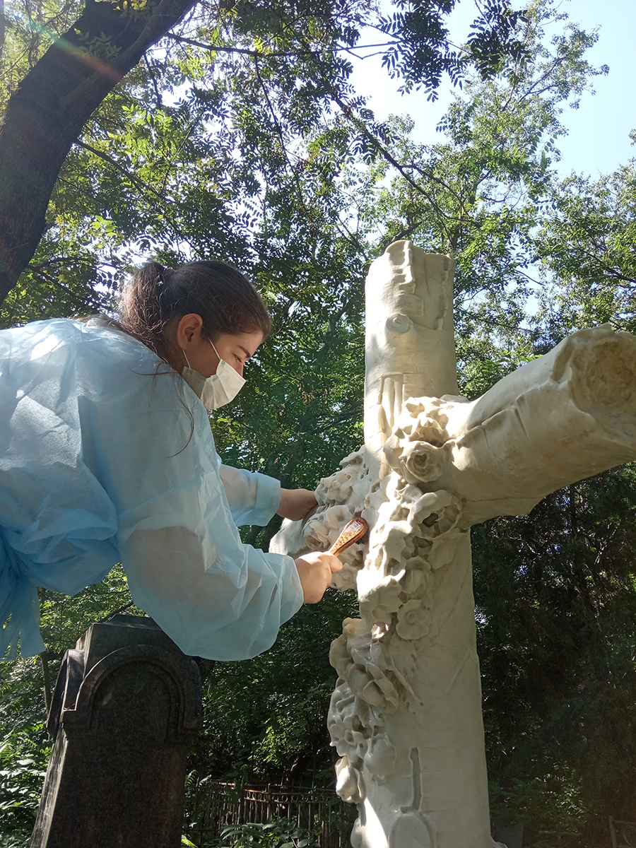 Процесс очистки памятника И.А. Скараманга от органических загрязнений