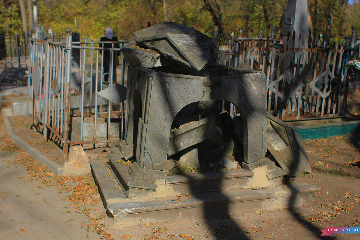 Старое кладбище Таганрога. Мавзолей на могиле неизвестного
