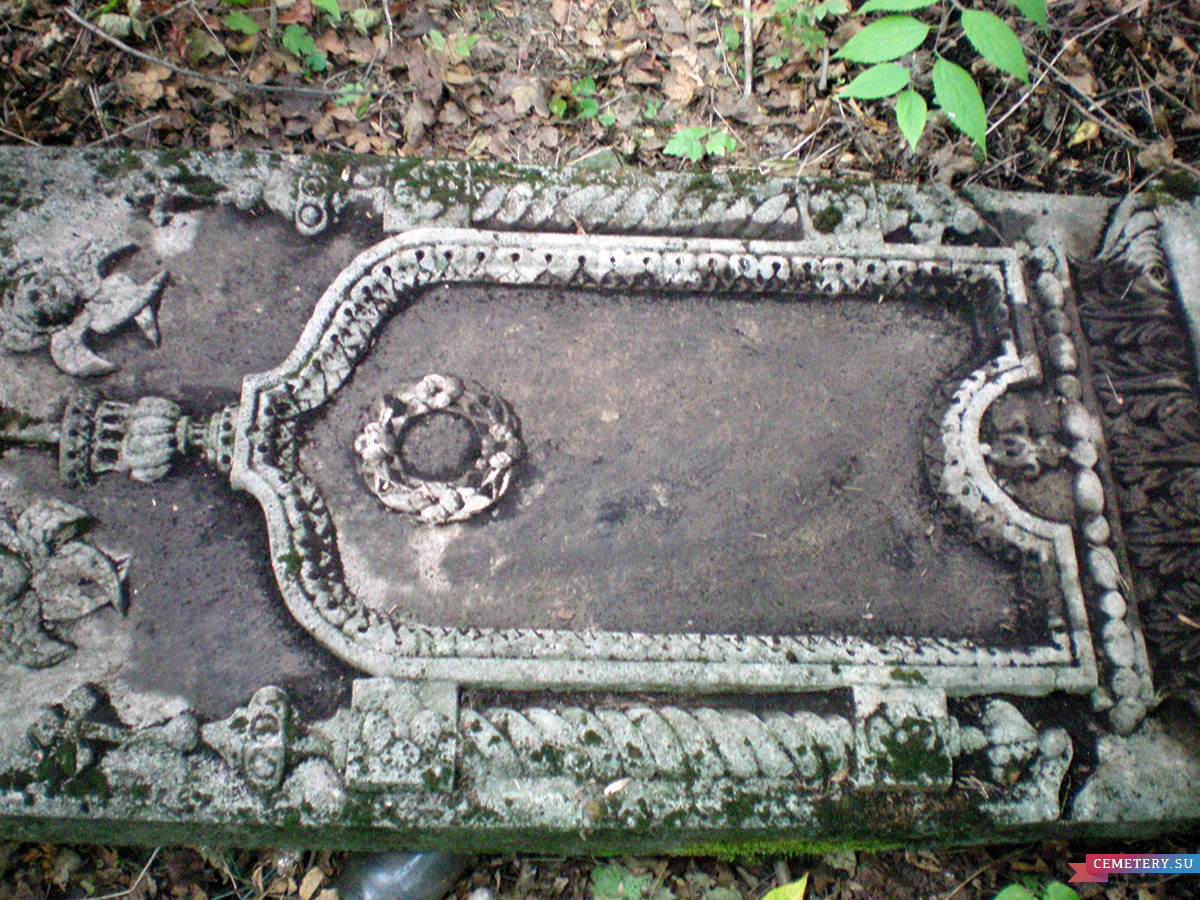 Старое кладбище Таганрога. Плита с кельтским крестом
