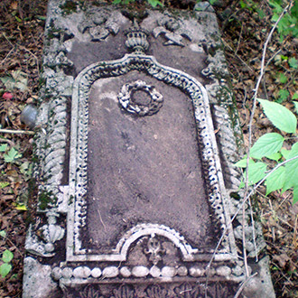 Старое кладбище Таганрога. Плита с кельтским крестом