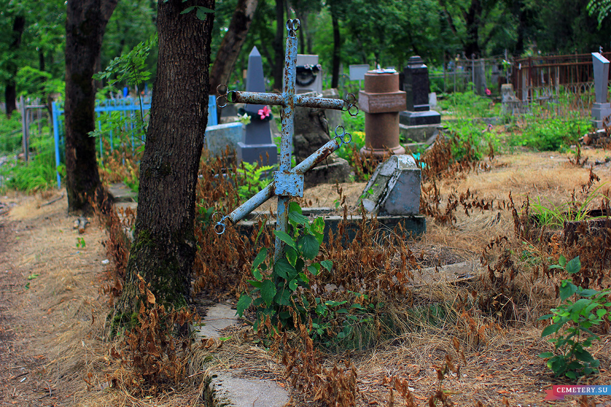 Старое кладбище Таганрога. Металлический крест