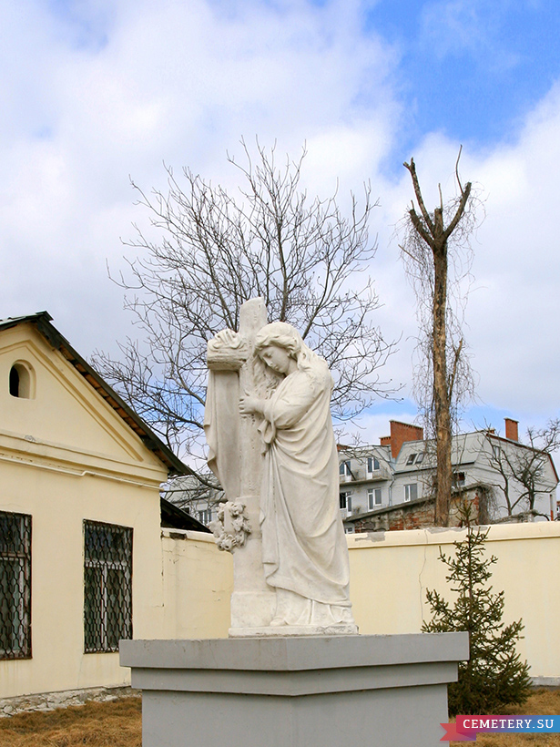 Старое кладбище Таганрога. Скульптура со старого кладбища во дворе Художественного музея.