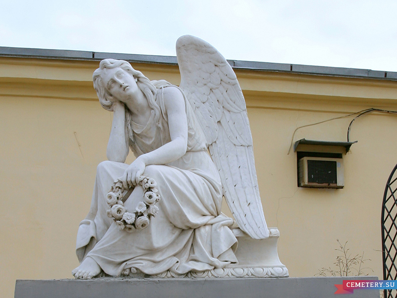 Старое кладбище Таганрога. Скульптура со старого кладбища во дворе Художественного музея.